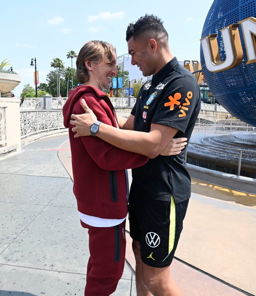 🌐 U popularnom tematskom parku @universalorlando, kod poznatog globusa, organizatori @roadto26usa priredili su ponovni susret junaka trofejnog veznog reda @realmadrid Luke Modrića i Casemira, kojima se priključio i Ante Budimir! 

👕 Casemiro je kapetanu Vatrenih darovao brazilski dres s brojem🔟, a Luka njemu novi dres hrvatske reprezentacije.

🇭🇷🤝🇧🇷 Susret je očekivano protekao u srdačnom, prijateljskom tonu, uz razgovor o nadolazećem srazu, a bivši su suigrači, prije nego što postanu rivali na terenu, iskazali puno poštovanja i ljubavi! 🤗

@brasil | #Vatreni❤️‍🔥