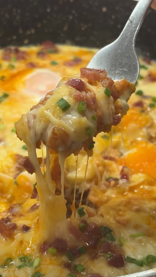 Publi.🍳Huevos al plato con queso fundido!😋

Una receta tradicional de las que nunca fallan. Completa, fácil de hacer y lista en apenas unos minutos, de esos platos que te salvan una comida o cena. Cuando rompes esa yema jugosa con el pan y se mezcla con el queso fundido y la salsa de tomate ya empiezas a salivar. Y prepara un buen trozo de Pan 100% Natural de Dia porque, literalmente, te vas a hartar de mojar!��LOS INGREDIENTES QUE NECESITAS:
* 1 cebolla
* 2 dientes ajo
* 1 bote tomate triturado Vegecampo
* 3 huevos (L)
* 60 grs. pizcas jamón de cebo ibérico de Nuestra Alacena de Dia
* Queso rallado para fundir
* 1 cucharadita de azúcar
* 1 cucharadita de orégano seco
* Aceite oliva virgen extra de La Almazara del Olivar de Dia
* Cebollino fresco
* Sal y pimienta negra
* Pan Natural 100% de Dia para mojar

Y A PREPARARLOS:

Pica finamente una cebolla y los ajos, ponlos a pochar con un poquito de aceite de oliva virgen extra hasta que estén hechos. Entonces, agrega un bote de tomate natural triturado junto con una cucharadita de orégano, sal y pimienta al gusto, y una cucharadita de azúcar para balancear la acidez del tomate.

Deja cocinar 15 minutos. Pasado ese tiempo forma unos huecos con el dorso de una cuchara y vierte un huevo en cada uno de ellos. Esparce queso rallado fundente por encima (en este caso mozzarella rallada), unos taquitos de jamón ibérico y tapa la sartén para que se cocinen los huevos. Antes de terminar añade un poco de cebollino fresco picado y sirve recién hechos… son un espectáculo!

Y ya solo queda una pregunta: ¿Qué Pan Natural te gustaría mojar?

#DiaSupermercado #NuevacalidadDia