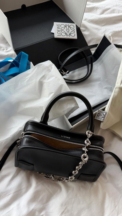 I waited for the right Loewe… this is it.

#loewe #amazona180 #luxuryhandbags #designerbags #unboxing