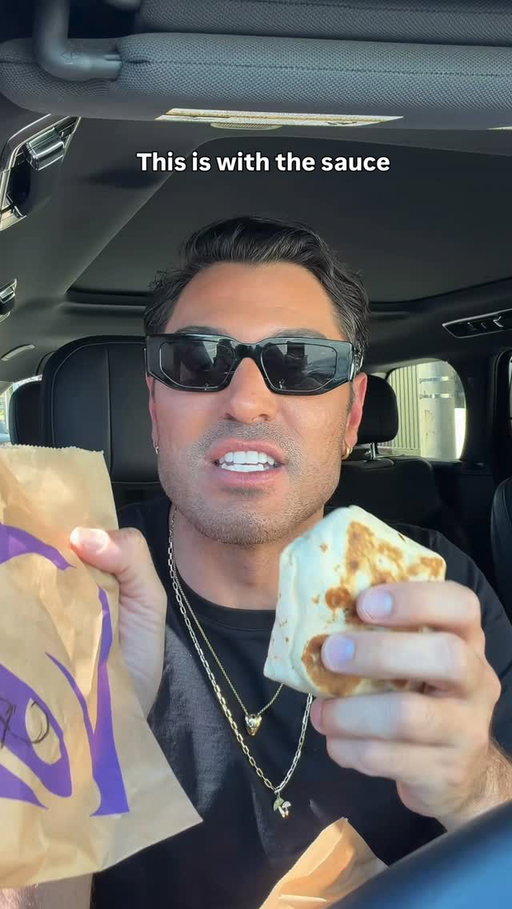 Well guys I think I finally have a new favorite from my favorite, @tacobell . Like a dream come true, they just launched their Crispy Chicken Crunchwrap Sliders 🤤 run don’t walk and let me know which sauce you like better !!!! 10/10 ! #TacoBellPartner