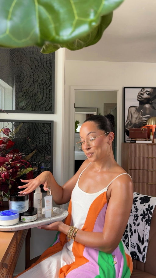 if you look close enough you can see your reflection on my skin ✨ 

#glowingskin #bodycare
