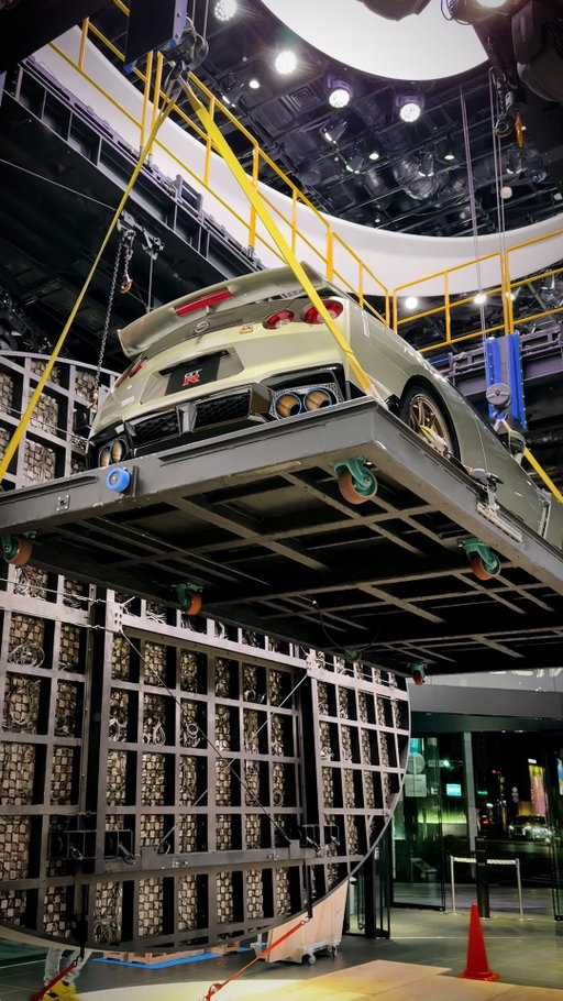 展示車両搬出の様子をご紹介🚗

銀座「#NISSANCROSSING」に展示中の「GT-R」が搬出され、車両が入れ替わりました✨

このGT-R、どのように2階から運び出しているのでしょうか？

普段はなかなか見られない、深夜の展示車搬出の様子をぜひご覧ください♪

#GTR #GTRFOREVER #NissanGTR #nissan