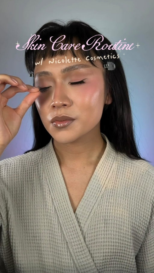 Ad | Less is more. ✨ As I get older, simple steps often bring the best results. I have used @nicolette_cosmetic for several years. Right now I take part in the 30 Day Reset Challenge, and I already know and love the results. 🤭

The products:
	1.	Hyaluronic Cleanser Gel
	2.	Hyaluronic Serum
	3.	Hyaluronic Eye Serum
	4.	Hyaluronic Nourishing Cream

I use the Eye Serum for the first time. Here in Asia, it stays with me every day, especially under makeup.

#NicoletteSkin #NICOLETTEcosmetics #30DaysReset #swissskincare