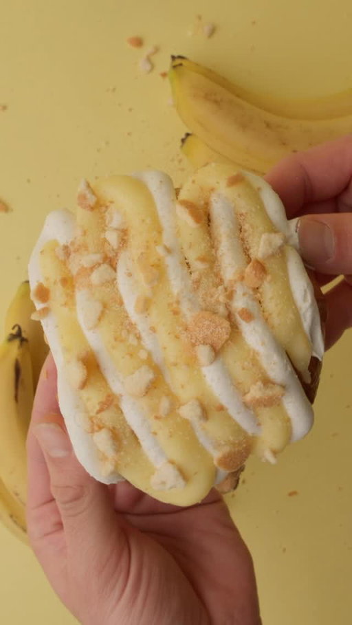banana cream pie, but make it chip city 🍌🍪

flaky croissant stuffed with cookie dough, baked golden, topped with vanilla buttrcreme, banana pudding & crushed nilla wafers

available today — don’t sleep on this one

#chipcity #nyceats #dessertdrop #cookiecravings #treatyourself