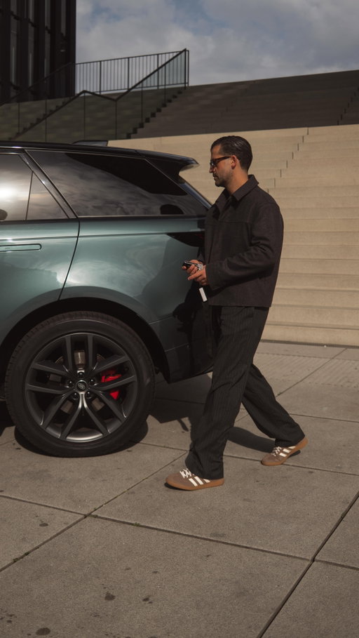 Choose class over noise‘ @rangerover 

_________
#kostawilliams #RangeRover #RangeRoverSport #RangeRoverDeutschland •Anzeige 

Range Rover Sport D350 AWD 3.0 Liter 6-Zylinder MHEV Turbodiesel mit 257kW (350PS): Kraftstoffverbrauch kombiniert: 7,7 l/100 km; $CO_{2}$-Emissionen kombiniert: 203 g/km; CO2-Klasse: G