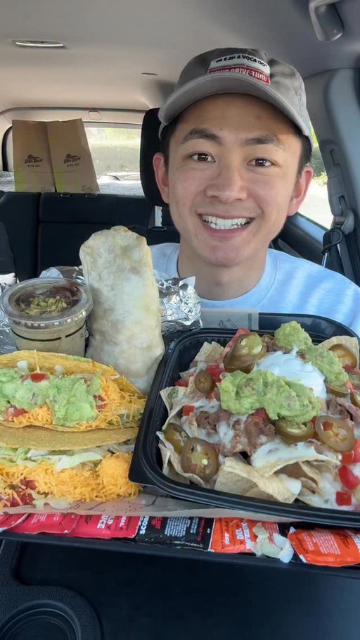 Trying @deltaco Epic Grilled Chicken Fresh Guacamole Burrito 🌯

#deltacopartner #deltaco #foodreview #mukbang #asmr