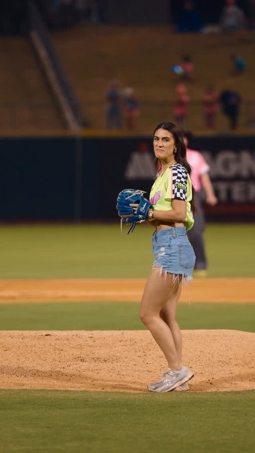 Piper Lee throws Uncerimonial First Pitch for a Glow Moji DOUBLE 😜

#cosmicbaseball #mlb #travelball #baseballmoms #redbull