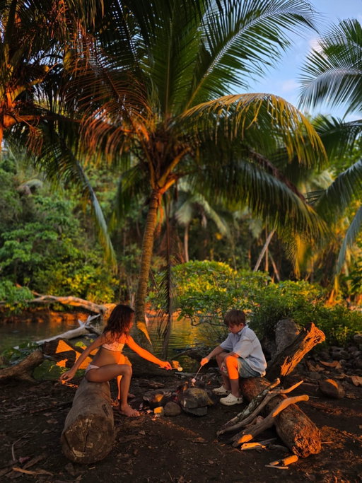 Hétköznapok, teljesen átlagos délutánok Costa Rican, egy kék zónás országban...🥹🤍 
Ahol az élet valahogyan lassabb, és tényleg a lényegre fókuszálunk az emberek: EGYMÁSRA.
...,mert a kék zónák egyik titka nem egy újabb csodaszer vagy egy speciális diéta.
Hanem az, ahogyan az emberek kapcsolódnak egymáshoz! 
Például együtt főzni, együtt enni, együtt lenni.
Beszélgetni, nevetni, jelen lenni. 🤍
Itt a közösség, a család, a barátokkal töltött idő nem valamiféle "extra" az életben, amire, akikre időt SZAKÍTUNK hanem maga az alap, a minden... 
Talán ezért (is) élnek itt tovább.
És talán ezért élnek jól, jobban is. 🤍