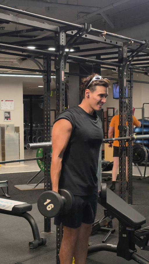 Continuously building 🛠

Whether it’s strength training or running, I’m always working towards something.

Showing up, putting in the work, and getting better every day

@rebelsport & @niketraining supports me through all my training needs 💪🏼 
#ad