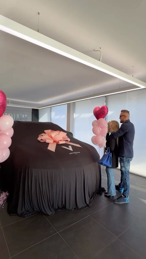 Tohle si připisuji k seznamu “moje nejhezčí dny v životě” .🥹😍 Absolutně jsem to nečekala..Původně jsme jeli vyzvednout jen auto ze servisu. Potom mi bylo řečeno, že se tam něco točí a že mě chtějí do záběru, tak ať laskavě spolupracuji. 😅 No a tvl já dostala růžové lambo.😍😅🤤🥹♥️ #pinkurus #lamborghini #mynewbaby #dekujilasko