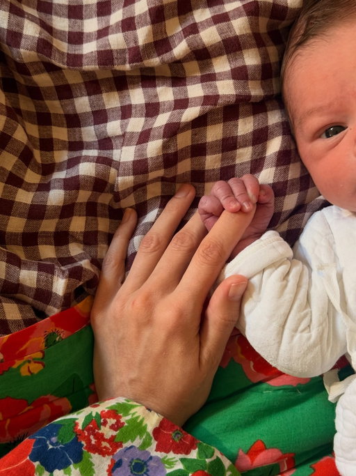 Il y a quelques jours, le plus beau bébé du monde (en toute objectivité) est arrivé dans nos vies 💙 j’ai gardé la nouvelle pour moi, un peu, une semaine ou deux, avant de vous la partager pour profiter de ma bulle 🌞 c’est un océan de bonheur, une vague d’amour immense, je ne sais même pas comment décrire tout ça, mais je dois être la personne la plus chanceuse du monde d’avoir un bébé en bonne santé 🍀 je l’aime trop, c’est simple quand il dort, il me manque, je nage dans le bonheur, les couches, le lait, et je me noie dans ses petits yeux des qu’il me regarde 🫠 bref, bienvenue au monde avec toute ta magie de bébé, mon petit garçon💙🧚🏻‍♂️