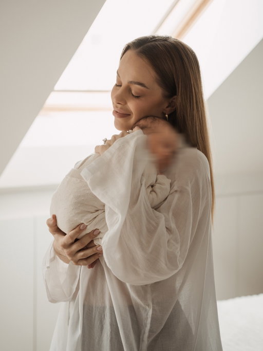 Napjaink 🩷

Tudom nagyon klisé, hogy repül az idő, de hihetetlen, hogy már elmúlt egy hónapos. 🧸
Az első gyerekünk, így fogalmunk sem volt, mire számítsunk, na meg persze minden gyerek más, még ha a környezetünkben van is több. De azóta csak egy kérdés jön fel közöttünk újra és újra: hogyan tudtunk eddig élni nélküle?
Leírhatatlan ez a fajta szeretet és szerelem, amit iránta érzünk és elképesztően hálás vagyok, hogy ilyen út után végre mi is megtapasztalhatjuk.
10x ennyit is végigcsináltam volna érte! 🩷🧸🍼

Nehéz, hogy szívem szerint napi 100 fotót osztanék meg róla, világgá kürtölném, milyen csodálatos, megmutatnám, hogy mostanra minden nap kapunk egy hatalmas tátott szájas mosolyt, de az internet már nem az a hely, ahol ezt nyugodtan meg lehet tenni, valószínű soha nem is fogom. De jelenleg róla szól minden egyes nap és perc, és habár óvatosan, de itt lesz ő is, a legnagyobb büszkeségünk. Én is hamarosan visszatérek a nem babás tartalmakkal is, de szerettem volna 1-1,5 hónapot hagyni magamnak, hogy semmi mással ne kelljen foglalkoznom.

A végén pedig az a bizonyos első hónap fotó, amiről habár csak TikTokra készítettem még születése előtt egy videót, de röviden: egy egy évesekre való pulcsit vettem neki, minden hónapban ebben fogok róla képet készíteni, így majd vissza tudjuk nézni, ahogy belenőtt abba a pulcsiba, amiben most még elveszik.. 🩷