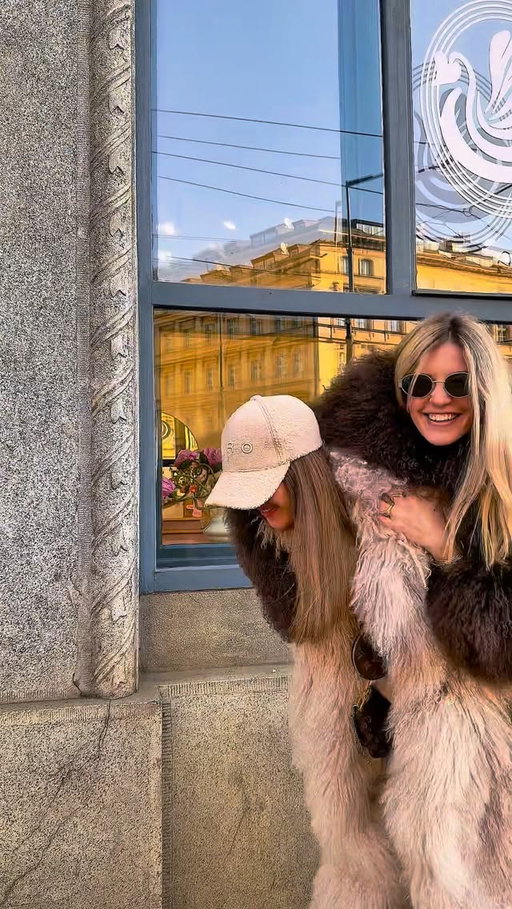 Grâce à @easyjet on a fait avec Lucie quelque chose qu’on n’avait pas fait depuis suuuuuper longtemps ! 🥰 Prendre du temps pour nous. Voyager à l’ancienne, sans parler travail, marcher toute la journée, découvrir… Visiter Prague a été une très belle découverte. On a adoré et cela nous a déjà donné envie de se faire plaisir avec encore plus de voyages, merci @easyjet ❤️ #GetOutThere