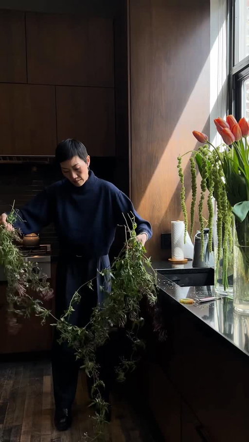 $40,000 per month NYC loft. I brought the flowers. @emilyroache @gregoryroache @brownharrisstevens