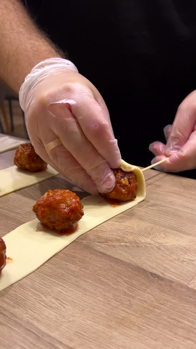 Meatball crust = next level pizza 🍕

#pizzatime #foodhack #innovation
