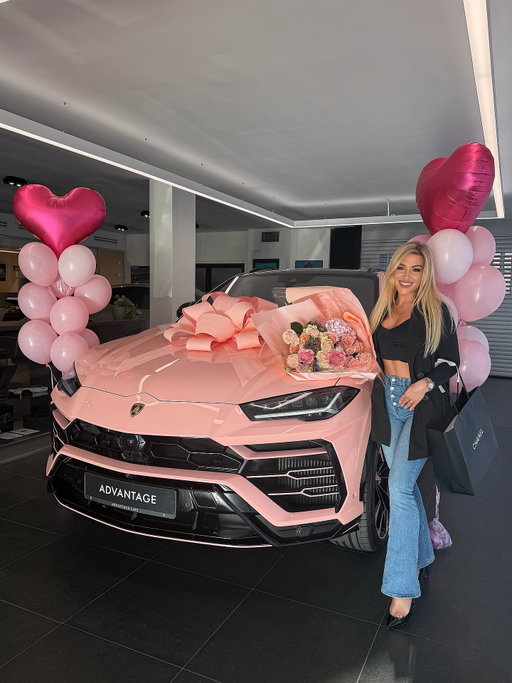 Ale jo, sluší nám to spolu.😎😍💗 Ješte tohle si sem musím odložit, protože tomu vlastně stále nevěřím.🤤😍 #mybaby #lamborghini #pinkurus