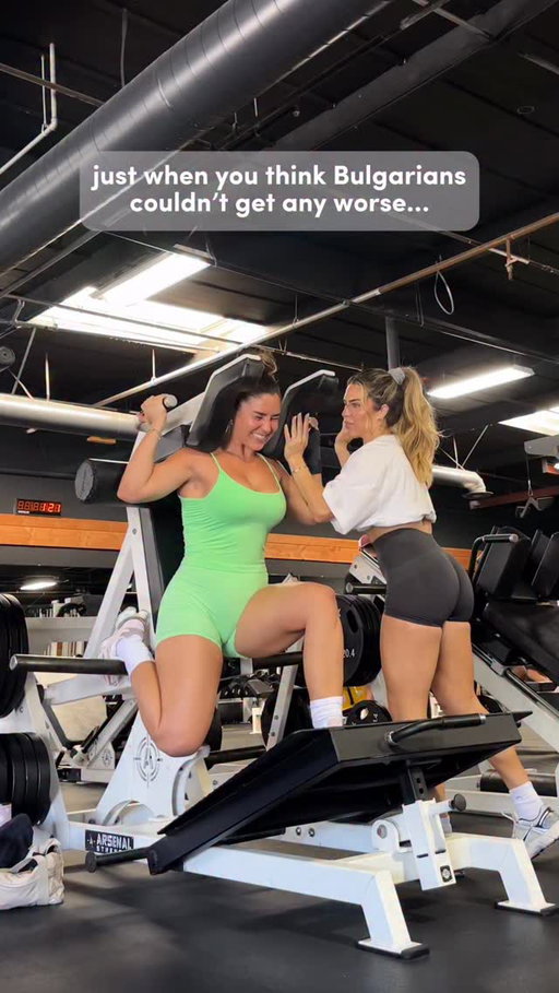 just when you thought Bulgarian split squats couldn’t get more tough 🥵

tag your gym bestie & try this on your next leg day! 👯‍♀️

💡put a foam roller on your traps for better support!