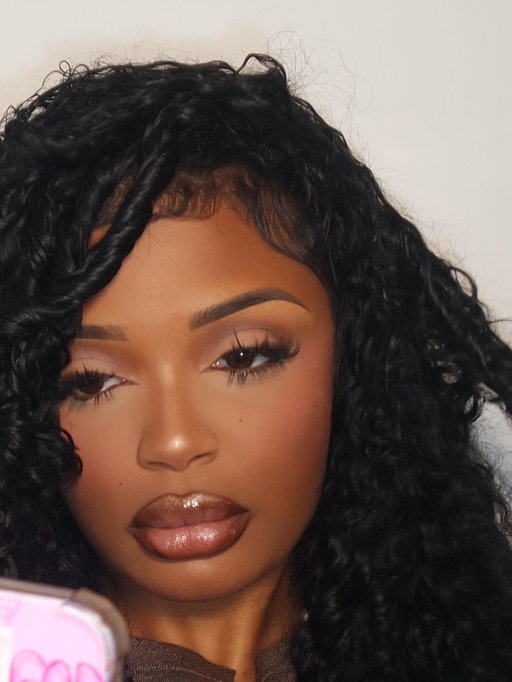 the makeup just gives IT GIRL!!! I feel like that’s what my makeup gives 🥰 !!
#MaryOnTheBeat 
lashes: @monaaminks 
hair: @bgstudiotresses 
•
•
•
#nolamua #makeupturorial #brownsmokeyeye #neworleansmua