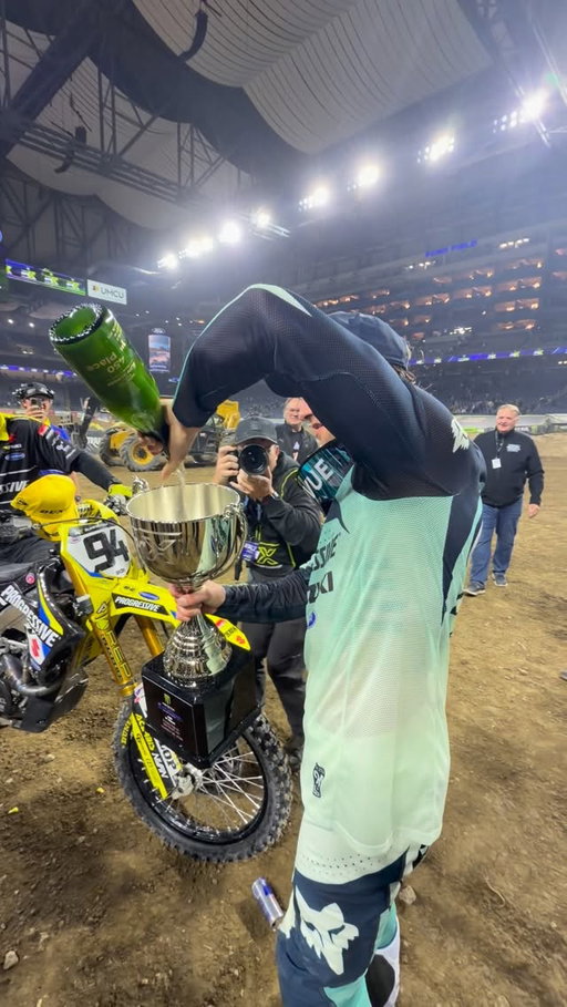 The taste of victory 🍾 

#SupercrossLIVE #SMX #Suzuki