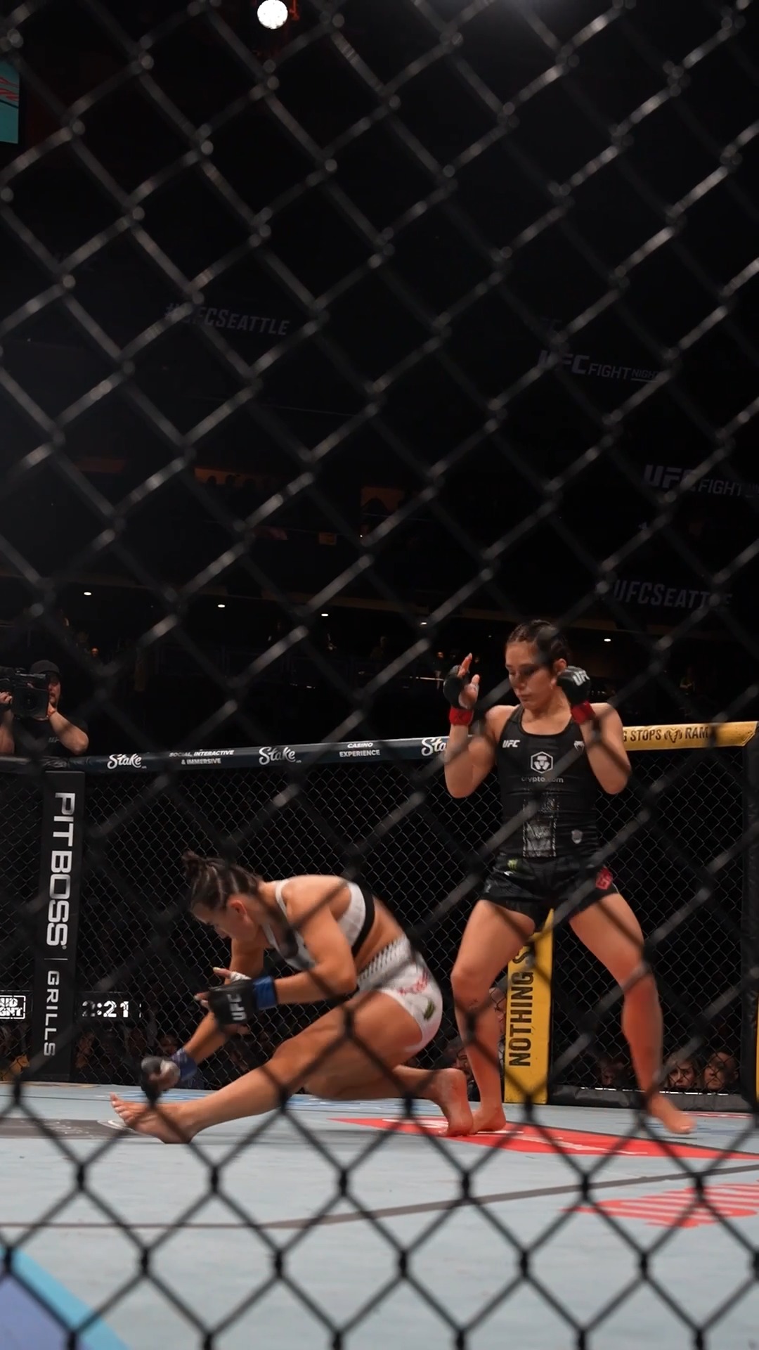 Alexa, do something epic 👀

@Alexa_Grasso earns the KO victory in stunning fashion in RD1!

[ #UFCSeattle | LIVE on @ParamountPlus ]