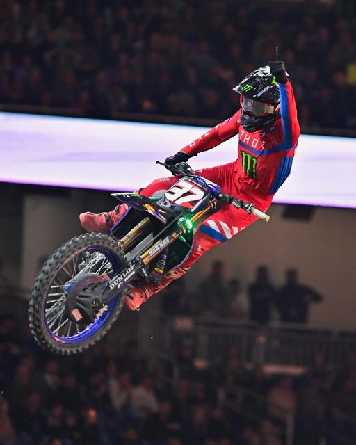 DAVIES DOMINATES DETROIT 😤 @Cole17Davies 

Cole Davies puts on a clinic to win the 250SX East main event at Ford Field. 

#MonsterEnergy #SupercrossLIVE #Supercross