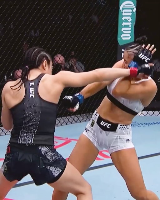 WHAT A FINISH 😳 @Alexa_Grasso 

Alexa Grasso puts on a show in Seattle securing a first round KO over Maycee Barber. 

#MonsterEnergy #UFCSeattle #UFC