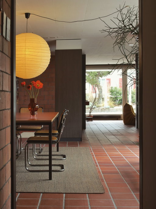 This architect didn’t just design a house — they created a living piece of art.

The way indoor and outdoor spaces flow into each other is unreal. It feels completely open, yet somehow still intimate and grounded. Every angle reveals something new… a detail, a line, a perspective you didn’t notice before.

I can’t wait for the garden to come back to life and become part of the home again.

Midcentury architecture · Modernist living · Case Study house · Post and beam · Open plan design · Natural light · Indoor outdoor flow · Bungalow life · California modern · Modern heritage · Minimal structure · Timeless spaces · Architectural details · Midcentury lines