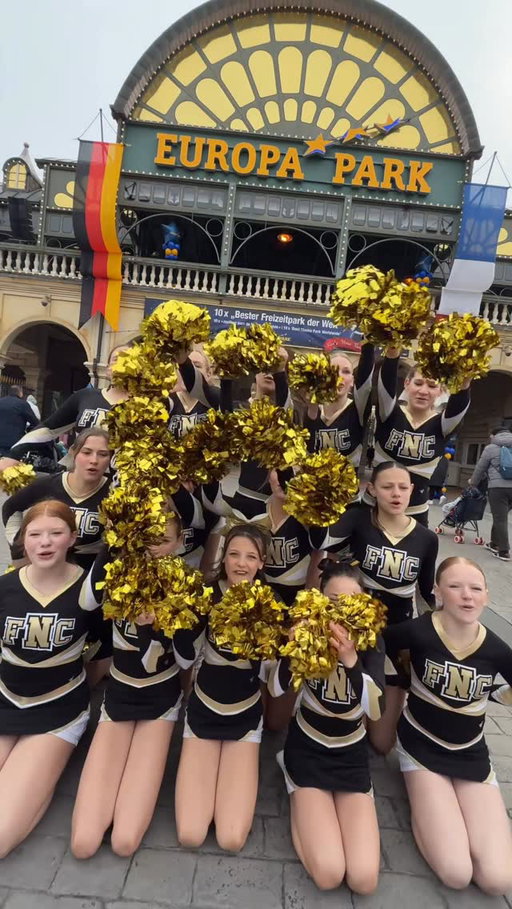 This is the moment we’ve all been waiting for🙌
Let the new season begin!🎢✨
#cheerleader #EuropaPark #seasonopening