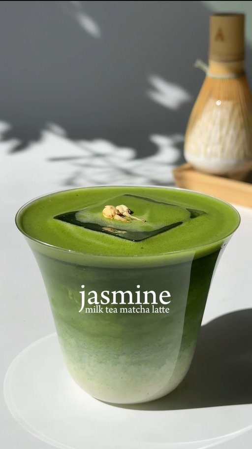 🌼🥛overnight jasmine milk tea matcha latte

jasmine green tea infused milk:
— 1/2 tbsp brown sugar or regular cane sugar
— 2 tbsp jasmine green tea (loose leaf)
— 150ml milk 
leave in the fridge over night

matcha:
— 1.5tsp matcha
— 40ml of 175F water
matcha bowl, whisk and whisk holder from @astridtea_ 💚

#homecafe #matcharecipes #matchalover #matchalatte
