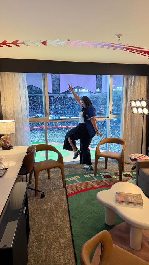Welcome to the Rawlings Room ⚾️ 

One-of-a-kind, split-level Field View Room. The clubhouse-inspired design features player lockers, a dugout-style bed, and authentic equipment and memorabilia.

Floor-to-ceiling windows overlook the field and, like all the hotel’s field view rooms and suites, can be opened to take in the full sights and sounds of the stadium, oh and no game ticket required!

📍 Toronto Marriott City Centre Hotel

#bluejays #baseball #travelbucketlist