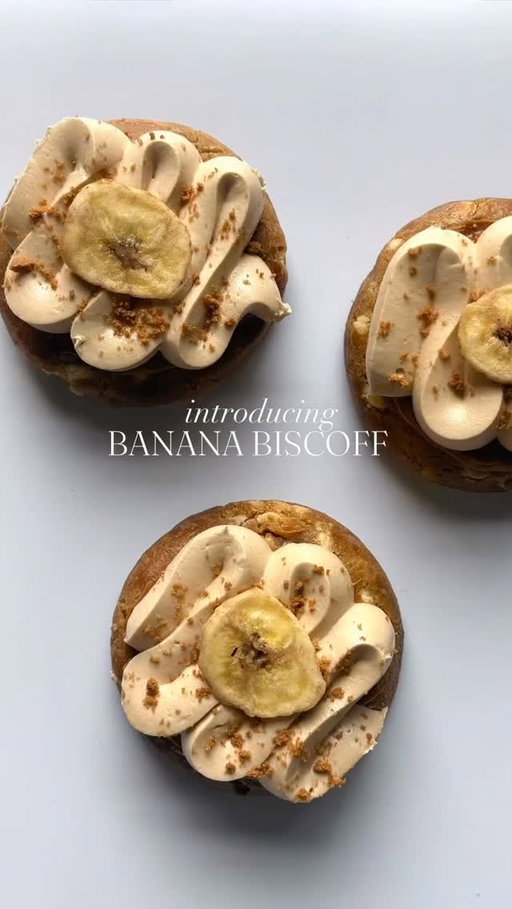 it’s sorta like banana cream pie… but better 🤭🍌

in the dough: biscoff pieces, white chocolate, cinnamon

topped with: biscoff spread, the fluffiest banana biscoff swiss meringue buttercream, a crunchy banana chip, more biscoff pieces!!✨

available all Easter week starting on pre-orders March 30 and in store April 1st!🌷