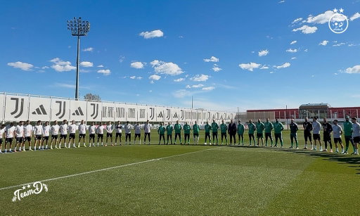 بعثة المنتخب الوطني تقف دقيقة صمت ترحّمًا على روح رئيس الجمهورية الأسبق المجاهد اليامين زروال، قبل انطلاق الحصة التدريبية لنهار اليوم