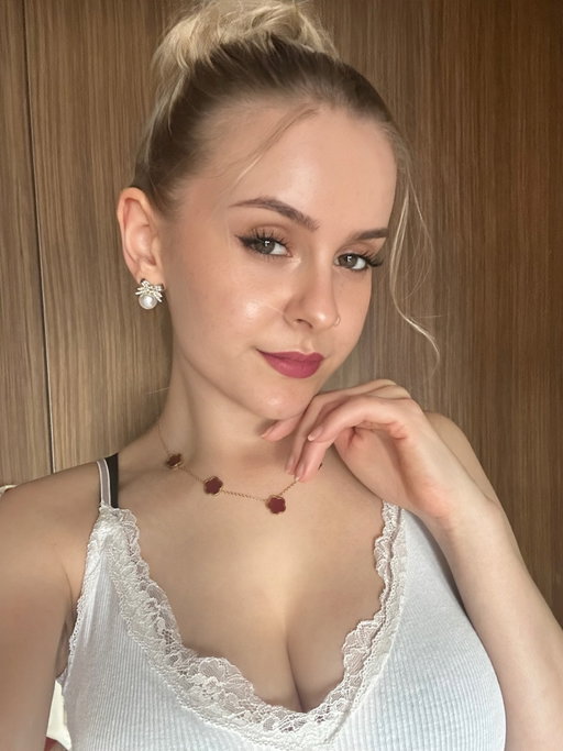 Caught in the right light.🌹

#glowlook #classyvibes #softglam #naturalbeauty #confidenceiskey