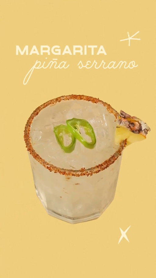 Olvídate de la margarita clásica.
Esta viene con piña, serrano y salsa Valentina en polvo.