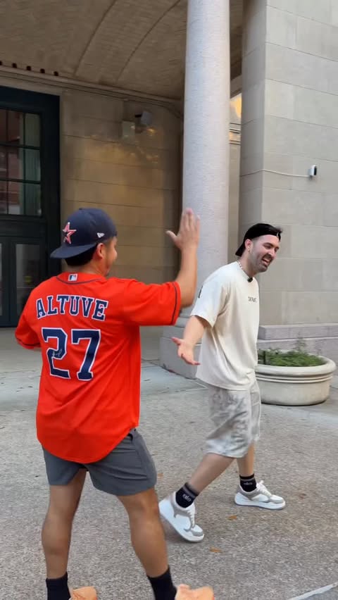 Ran a lap around the stadium with a stranger… and it turned out he’s from Cuba—same place as Yordan Alvarez.
He said he actually knew him growing up 🤯

Baseball really brings people together.

Tag @astros so they can show Yordan 👀
If this gets enough love, I’m running this back with MORE jersey giveaways 🔥 @daikinpark 

#houstonbaseball #houstonrunner #astros