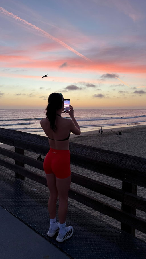 sunset runs >> 🏃‍♀️🫧

#run #runrunrun #sunsetvibes #couplegoals #couplegoal #explore #runner #sunset #beachsunset #fitnesscouple
