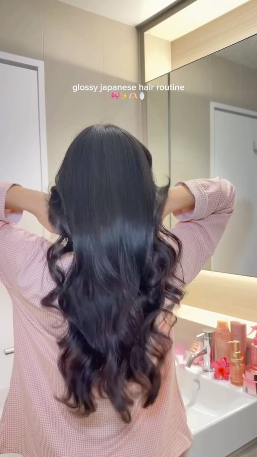 Wait for the results👀

Viral glossy Japanese hair routine 🎀✨🫶🏻🪞

@shiseidopro_australia sublimic shampoo+conditioner 
@andhoney_japan hair oil 
@tsubaki_jp hair mask 
@sharkbeautyau frosted diamond flex style 
@tangleteezeraustralia hair brush 
@ghdhair_anz cherry hair dryer 

Have you guys tried Japanese haircare? 

#japanesehaircare #japanesehair #glossyhair #hairgloss #shinyhair hair Wash haircare products haircare routine Japanese hair jbeauty soft hair