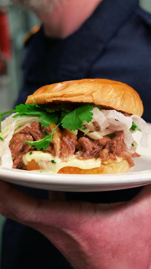 What happens when you step aboard a @royalnavy ship… and get handed a duck stir fry challenge? 👀

We sent @hughwoodward onto the HMS Prince of Wales with one mission: to turn a Navy classic into something properly Twisted. Enter, Sticky Roast Duck Burgers 🤝

Slow cooked, pull apart duck packed with warming spices, piled onto soft brioche, loaded with a fiery peach hot sauce and a fresh, crunchy fennel salad on top… yeah, this one’s DELICIOUS.

This is cooking on a whole different level.