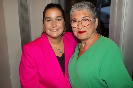 Avant d’être une humoriste 
Je suis la fille d’une femme immigrante, celle que vous voyez ici. 
Elle a quitté le Liban pour être libre de ses choix.
Elle a choisi le Québec parce que c’est sécuritaire. Accueillant. Bienveillant.

J’ai grandi en ayant comme  modèle une femme qui travaillait fort. Qui s’est soulevée face aux injustices et malgré toutes les embûches et les refus, s’est jamais couchée. 
C’est elle qui m’a donné la force de croire en mon talent et foncer vers le succès. 

L’humoriste de l’année c’est pas moi. C’est elle.
C’est les mères derrière tous ceux qui rêvent de quelque chose de plus grand.

La seule chose que mon père m’a léguée et  avant de quitter le bateau.  c’est ma langue. L’espagnol. Ma mère s’est assurée que j’en sois fière et que je l’honore à tous les jours. 

A todos los latinos que escuchan esta noche, nunca paren de creer en sus suenos. 
Los quiero.
Ça c’est ce que je disais si je gagnais. Mais ça fit pareil en photo. Merci @tzaramaud pour la photo xxx