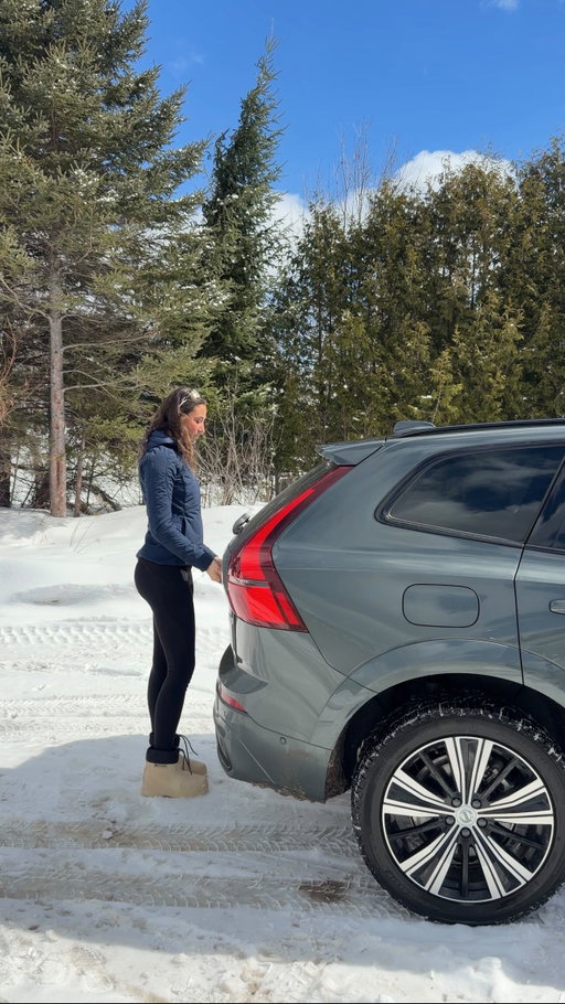 #VolvoCarPartner L’hiver est encore plus beau quand tu peux en profiter sans compromis ❄️ Avec la XC60 de @volvocarcanada , tout est pensé pour me garder en sécurité et me laisser dire oui à tous mes plans, peu importe les conditions 🤍 

*pub