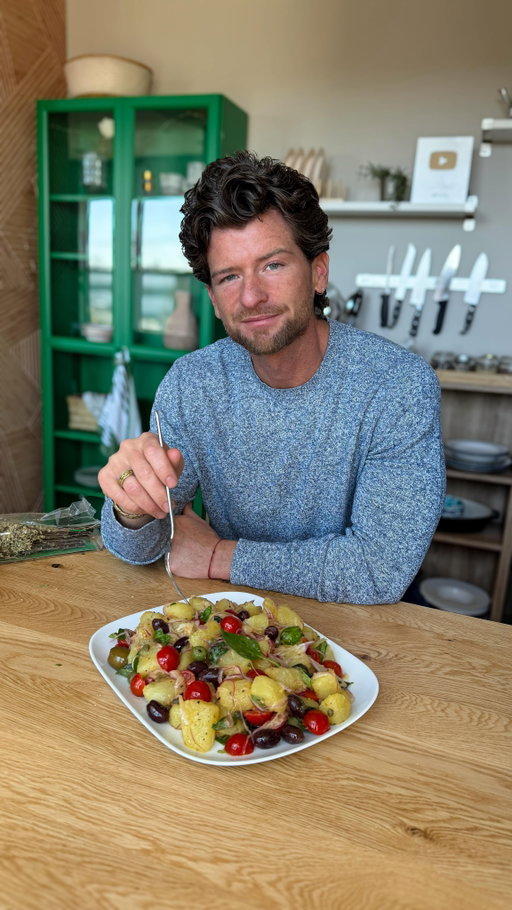 This is the potato salad I grew up with🇮🇹 Insalata Pantesca… Sicilian style, no mayo! It’s an easy summer salad that comes together fast and pairs perfectly with grilled meats or seafood. Light, fresh, and packed with Mediterranean flavor.

⬇️ Recipe in the comments