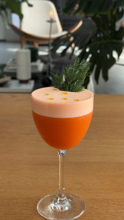 Who wants a carrot sour? 🥕

Spring is the perfect time to highlight fresh, seasonal ingredients, and this carrot sour might surprise you. Carrot adds a subtle earthiness that pairs perfectly with bright citrus and that smooth, velvety foam — because what’s Easter without carrots?

Ingredients:
- 1 egg white or aquafaba 
- 2 oz gin
- 1 oz carrot juice 
- 3/4 oz lemon juice 
- 1/2 oz honey 
- 2 dashes orange bitters
- pinch of salt
- fresh dill and olive oil to garnish 

Combine ingredients in a cocktail shaker and dry shake to start — this creates the silky foam. Then add your ice and shake vigorously. Double strain into a coupe glass and garnish with fresh dill and drops of olive oil. Enjoy!

*I doubled the ingredients in the video shown*

#springrecipes #easter #springcocktail #easycocktails #cocktail