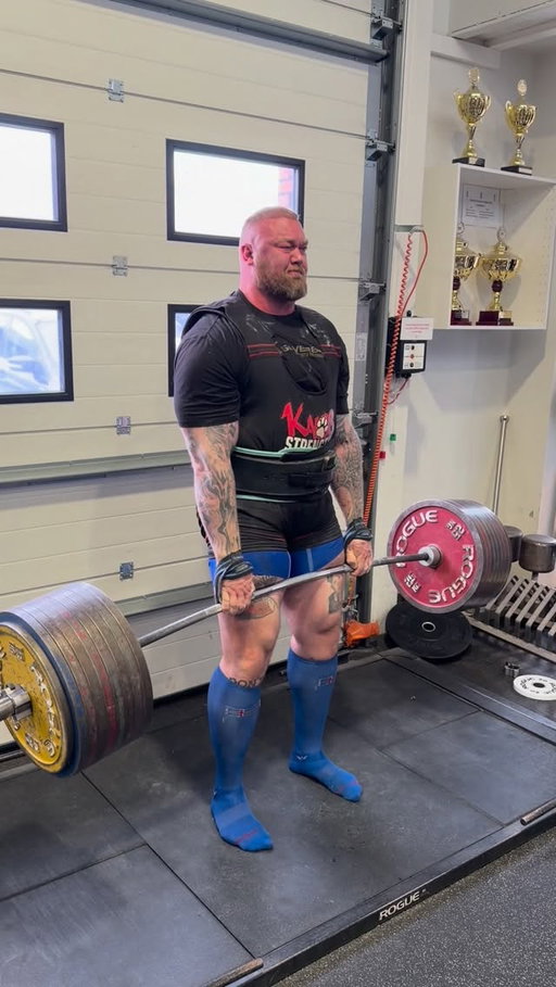 440kg / 970lbs 8 weeks out in preparation for @enhanced_games Stay tuned May 24th I’ll break my own deadlift World Record. New YouTube video live on YT. Link in bio for training programs.
