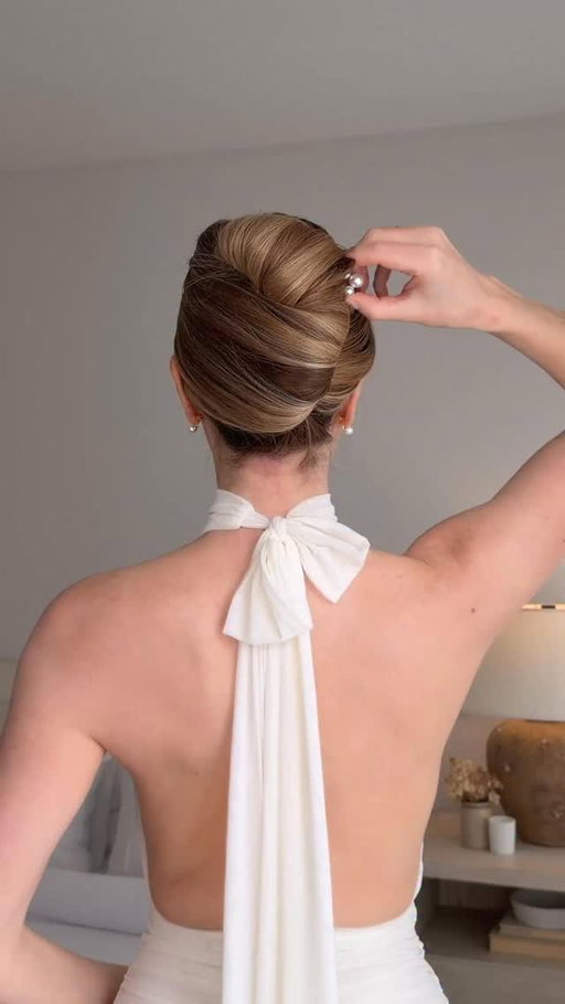 easy french twist tutorial❤️
This hairstyle will forever be a go-to of mine. It’s easy to recreate, always looks beautiful and put together, and you can dress it up with a hair accessory.

#frenchtwist #frenchroll #hairtutorial #easyhairstyles