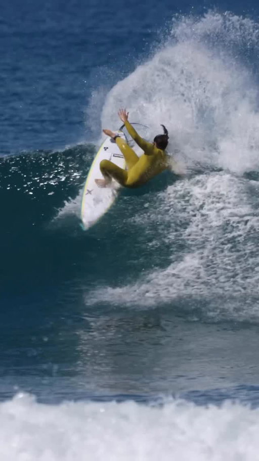 Happy to be here☀️🔔 First call & first event of the season tomorrow! @wsl Feliz y lista! Posible inicio mañana. // @emvines 
In my favorite @abysseofficial 💛
