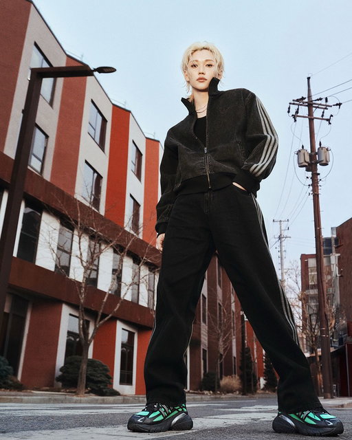 A silhouette in motion,
where bold meets flow.
Adistar XLG,
a presence that moves through the city

입체적인 3D 실루엣 위에 더해진
대담한 비율과 유려한 라인.

아디스타 XLG,
도심의 자유로운 움직임 속 강렬한 존재감을 표현하다.

#아디다스오리지널스 #아디다스아디스타
#아디스타XLG #adistarXLG #아디다스데님