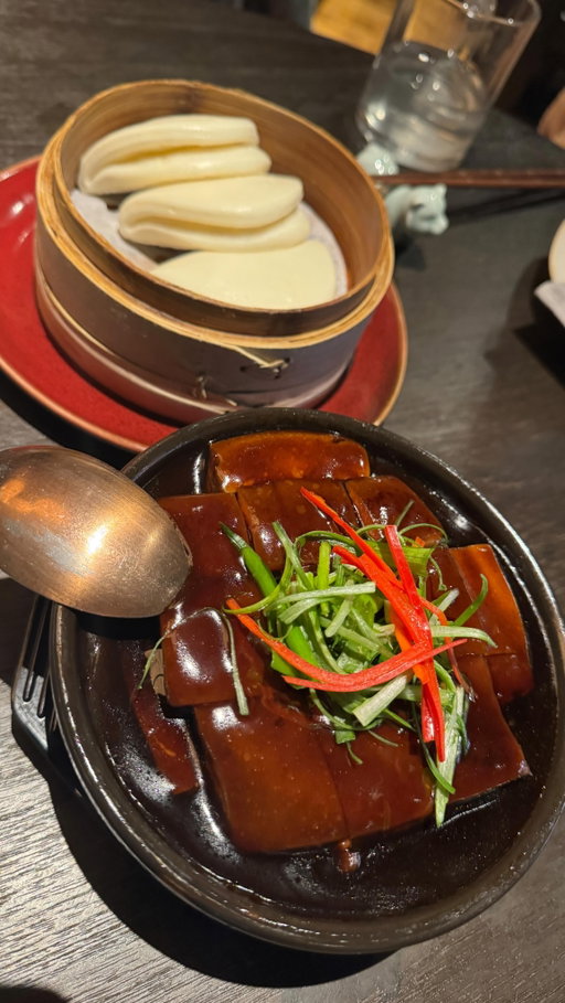 Delicious eats from @grandmashomeus 🤩! Grandma’s Home is a family owned and operated restaurant specializing in traditional Hangzhou cuisine with over 200 locations in China that opened its first U.S. location in Flatiron. Be sure to check out their cocktail and non-alcoholic favorites alongside their signature menu items.
📍Grandma’s Home
56 W 22nd St, New York, NY 10010
#NYCfood #nycrestaurant #newyorkfood #nychiddengems #foodies