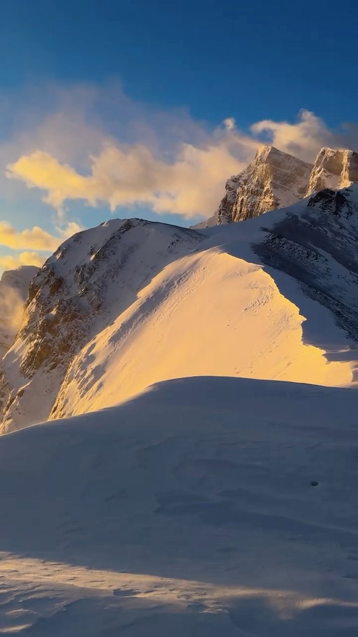 Peak life moment 

#hiking #mountains #sunrise #guinness
