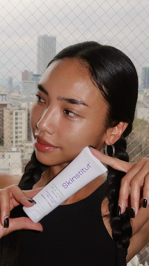 My secret weapon for healthy skin in chilly Tokyo! @skinstitut’s NEW Hyaluronic Jelly Glaze Mask is ultra hydrating and gives me an instant radiance boost for that ultimate glass skin look! AD