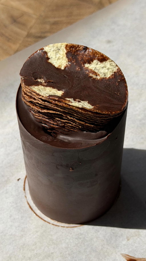 Gave the viral Potato Chip Chocolate Log a shot and yep… it’s a winner !! 

Sweet, salty, crunchy chaos in the best way.

🍫 Comment “LOG” and I’ll DM you the full recipe, or visit my website link in bio. 

#potatochips #chocolate #easyrecipe #2ingredientrecipe #dessertideas wearing @superdryausnz